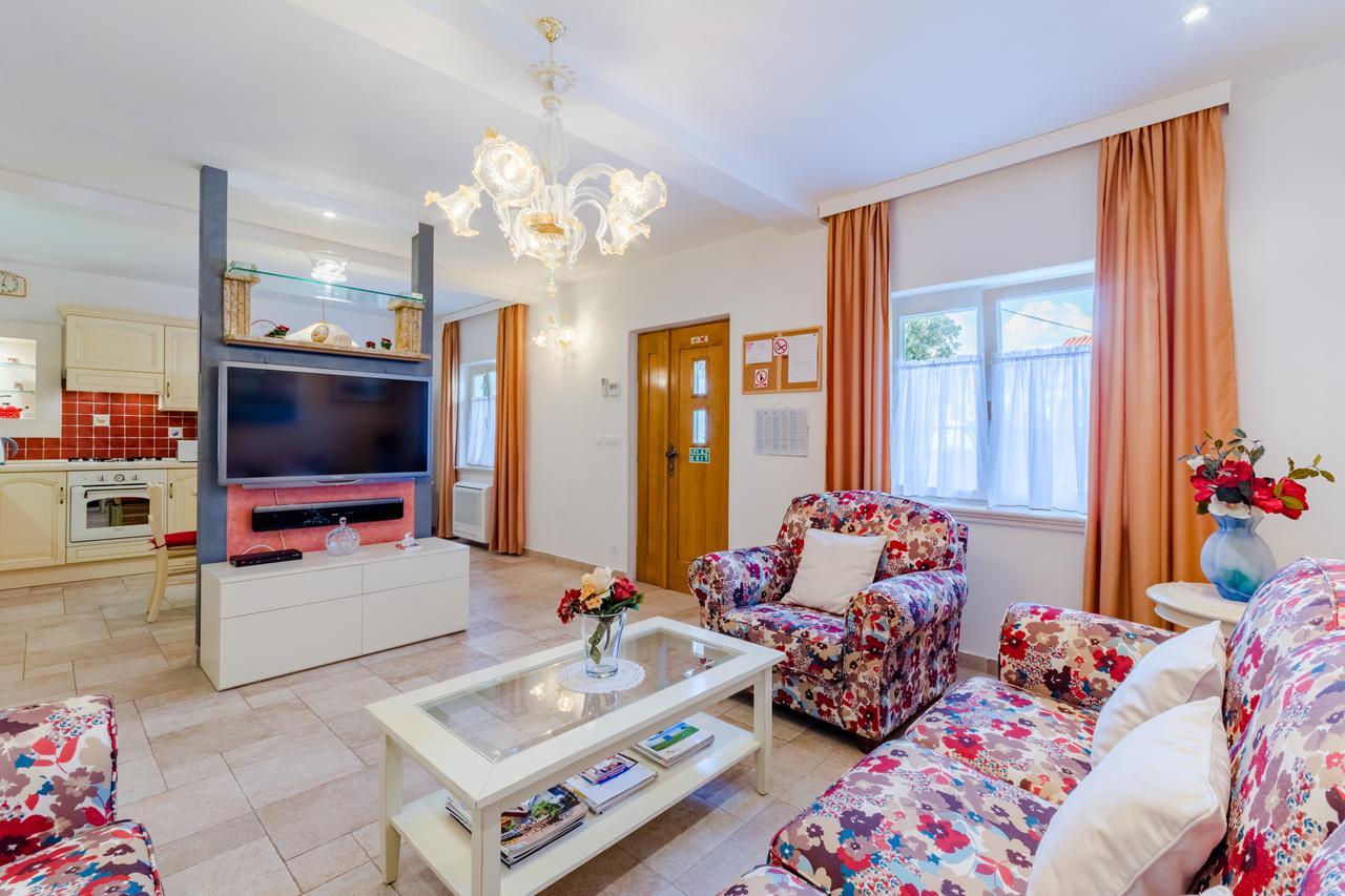 Apartments Villa Camellia - Adults Only Supetar Exterior photo