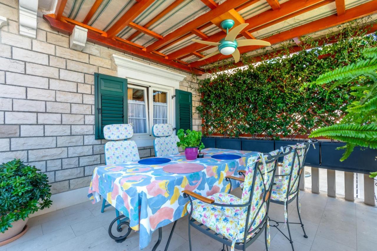 Apartments Villa Camellia - Adults Only Supetar Exterior photo
